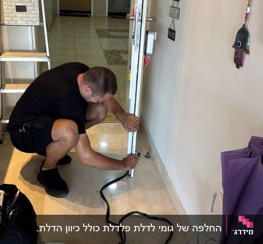 אדם מתקין או מתקן דלת עם כלים מתאימים